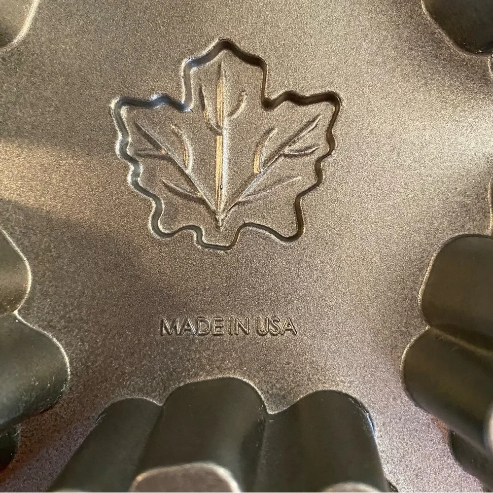Nordic Ware Cast Aluminum Maple Leaf Cakelet Pan Nonstick Pro Baking Made in USA